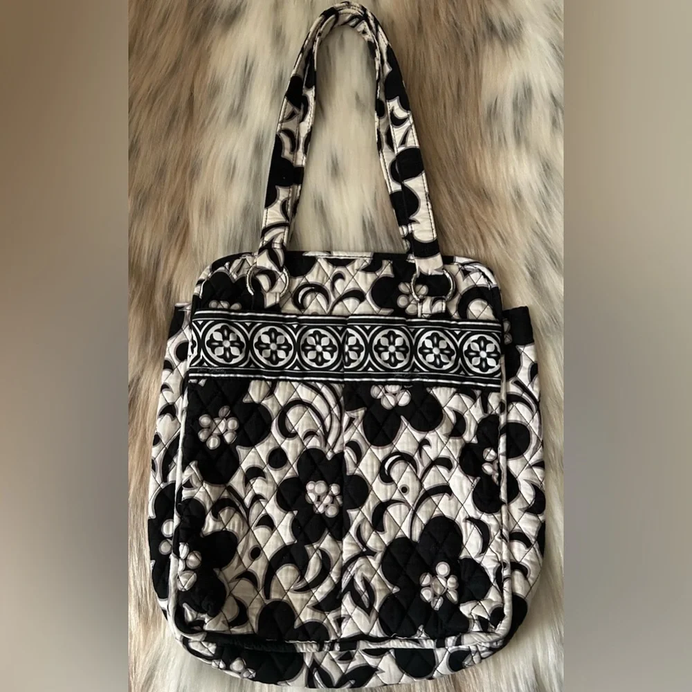 🎁 GIFTED TO MOM 🎁 Black and White Quilted Tote Bag 🖤 - Picture 2 of 9